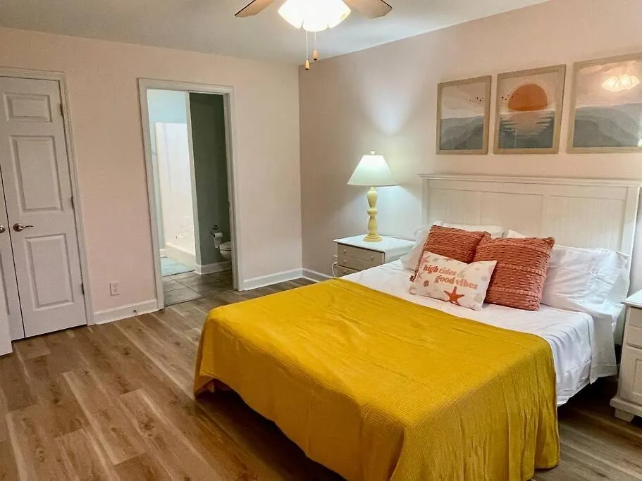 3 Bedroom Condo, Ocean Views & Short Walk To Beach! Apartment Oak Island