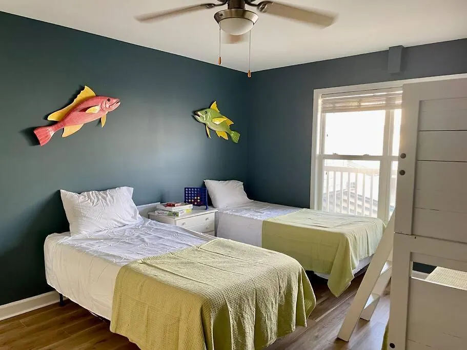 3 Bedroom Condo, Ocean Views & Short Walk To Beach! Apartment Oak Island