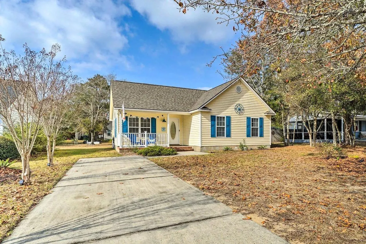 Hideaway Hut About 1 Mi To Long Beach! Holiday home Oak Island
