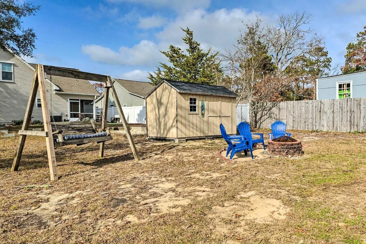 Hideaway Hut About 1 Mi To Long Beach! Holiday home Oak Island
