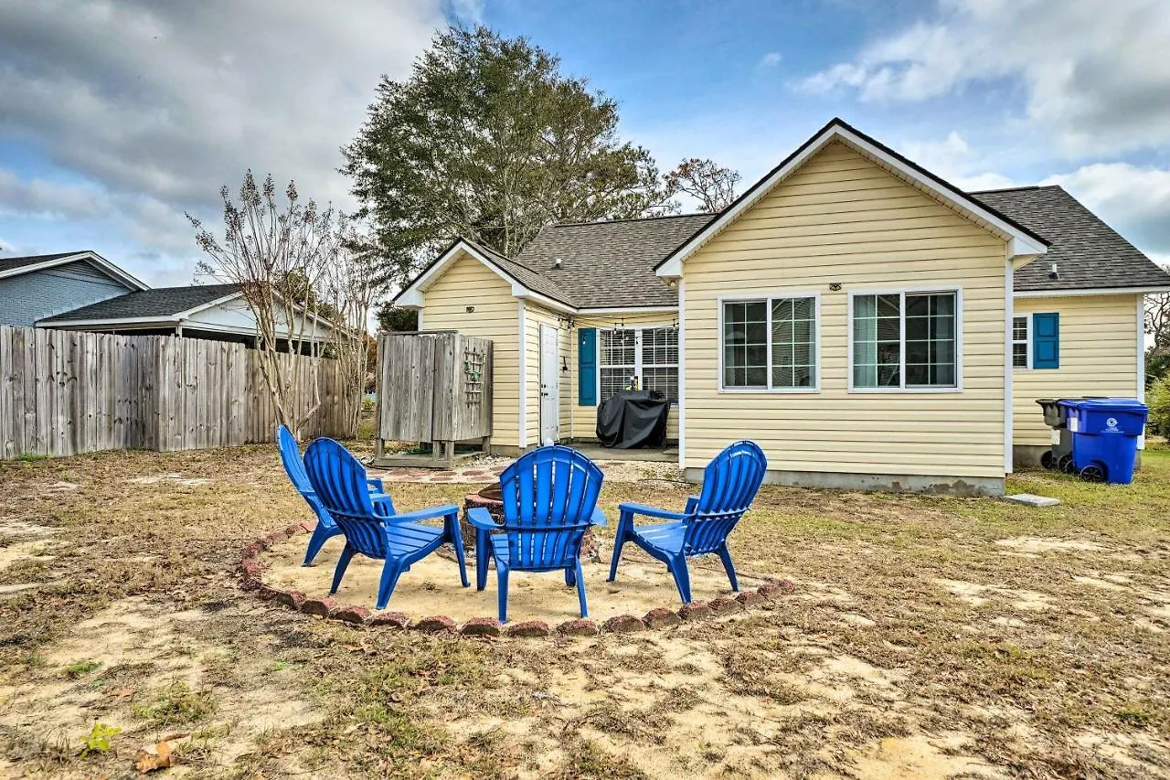 Holiday home Hideaway Hut About 1 Mi To Long Beach!