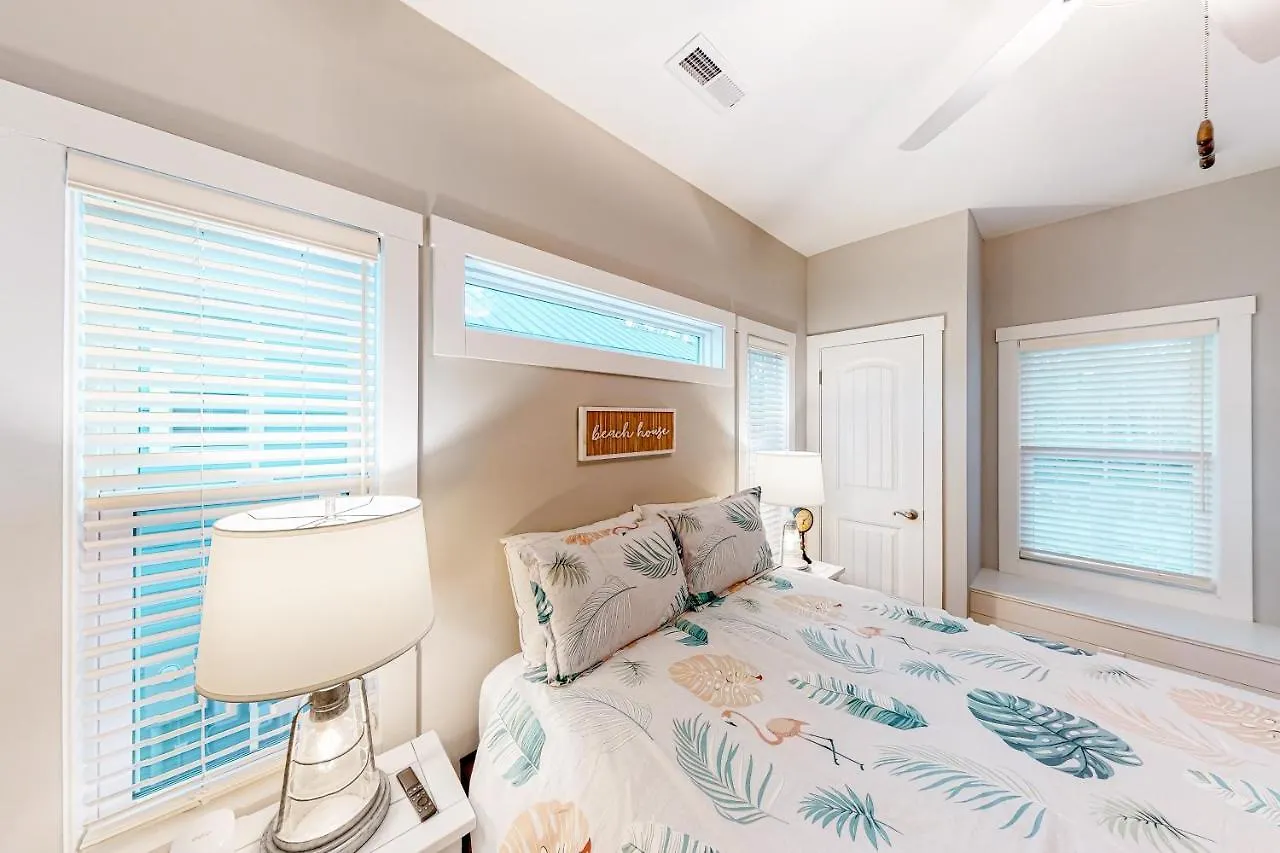 Sea N Red Holiday home Oak Island