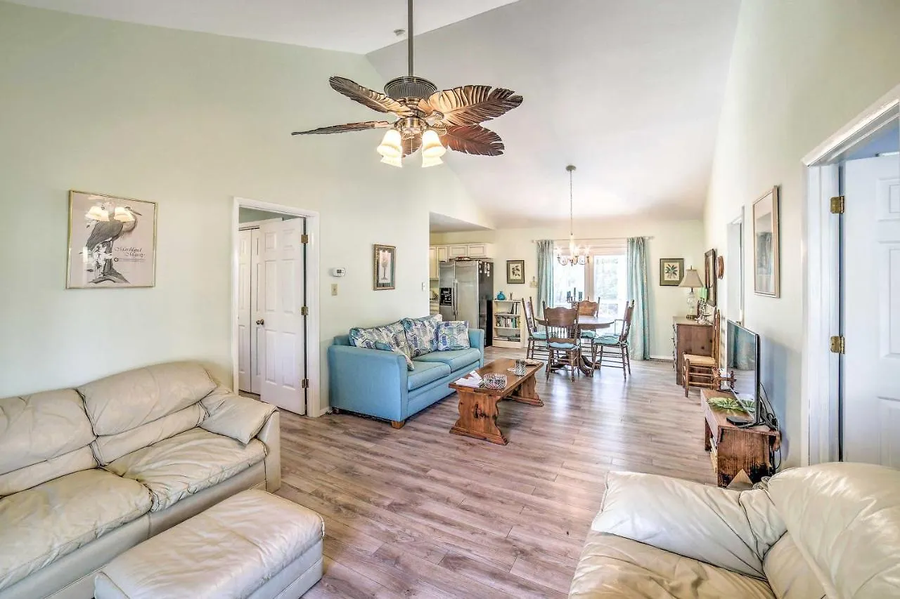 Holiday home With Yard Less Than 1 Mi To The Beach!