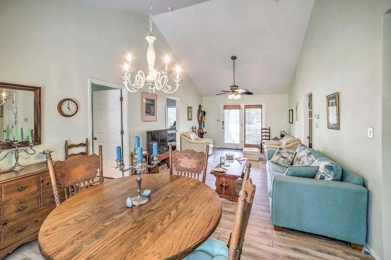 With Yard Less Than 1 Mi To The Beach! Holiday home Oak Island