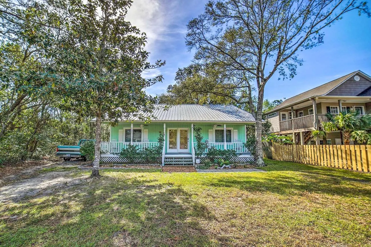 With Yard Less Than 1 Mi To The Beach! Oak Island