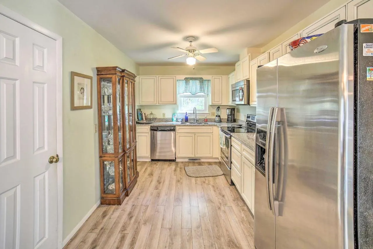 Holiday home With Yard Less Than 1 Mi To The Beach!