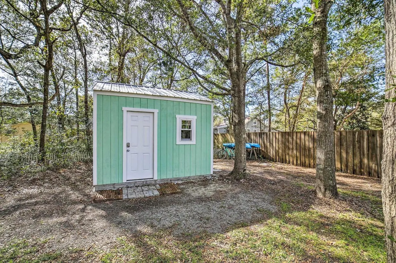 With Yard Less Than 1 Mi To The Beach! Oak Island