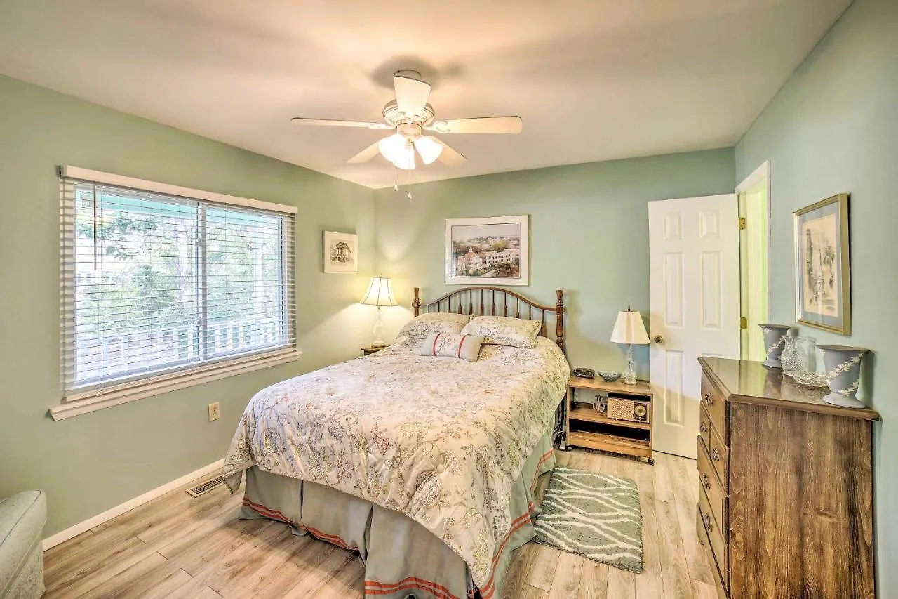 With Yard Less Than 1 Mi To The Beach! Holiday home Oak Island