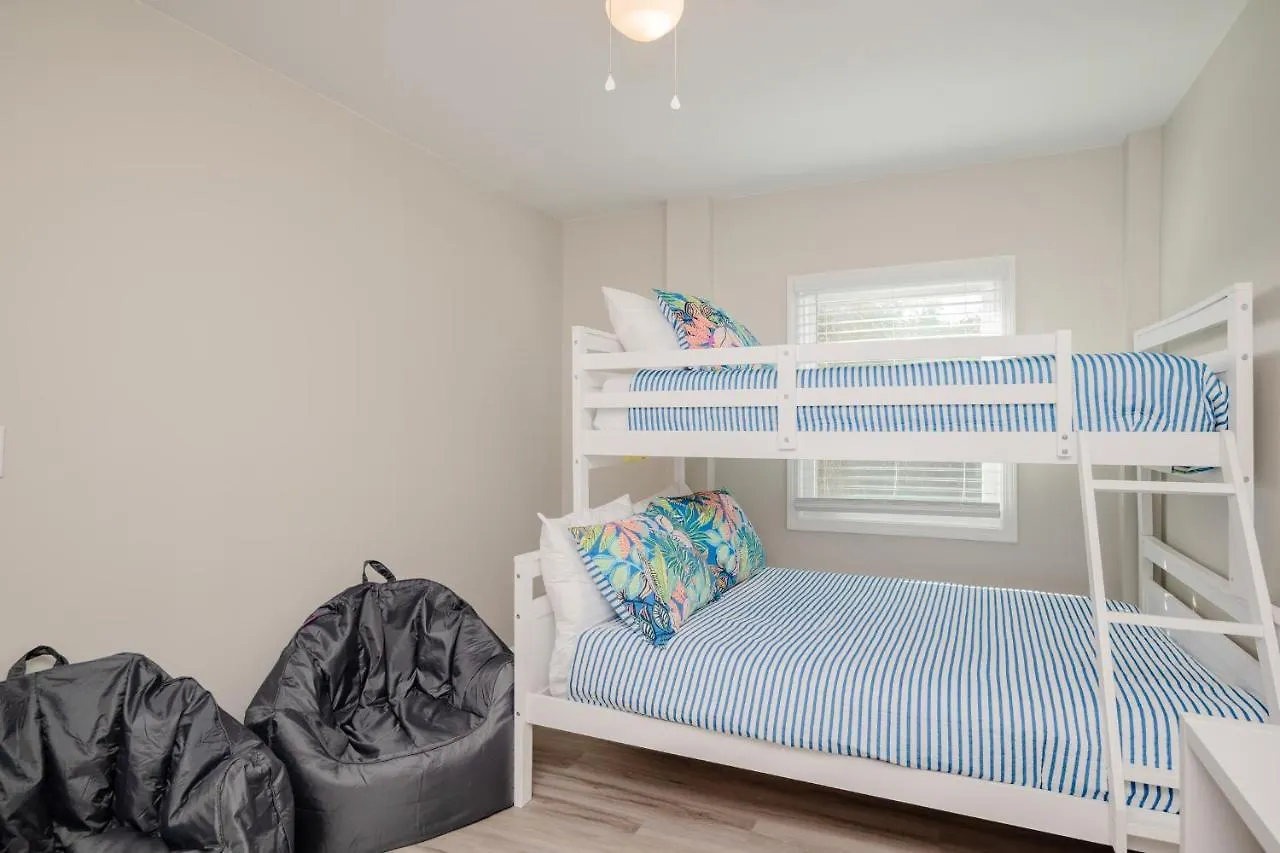 Holiday home Happier Than A Byrd With A French Fry Oak Island