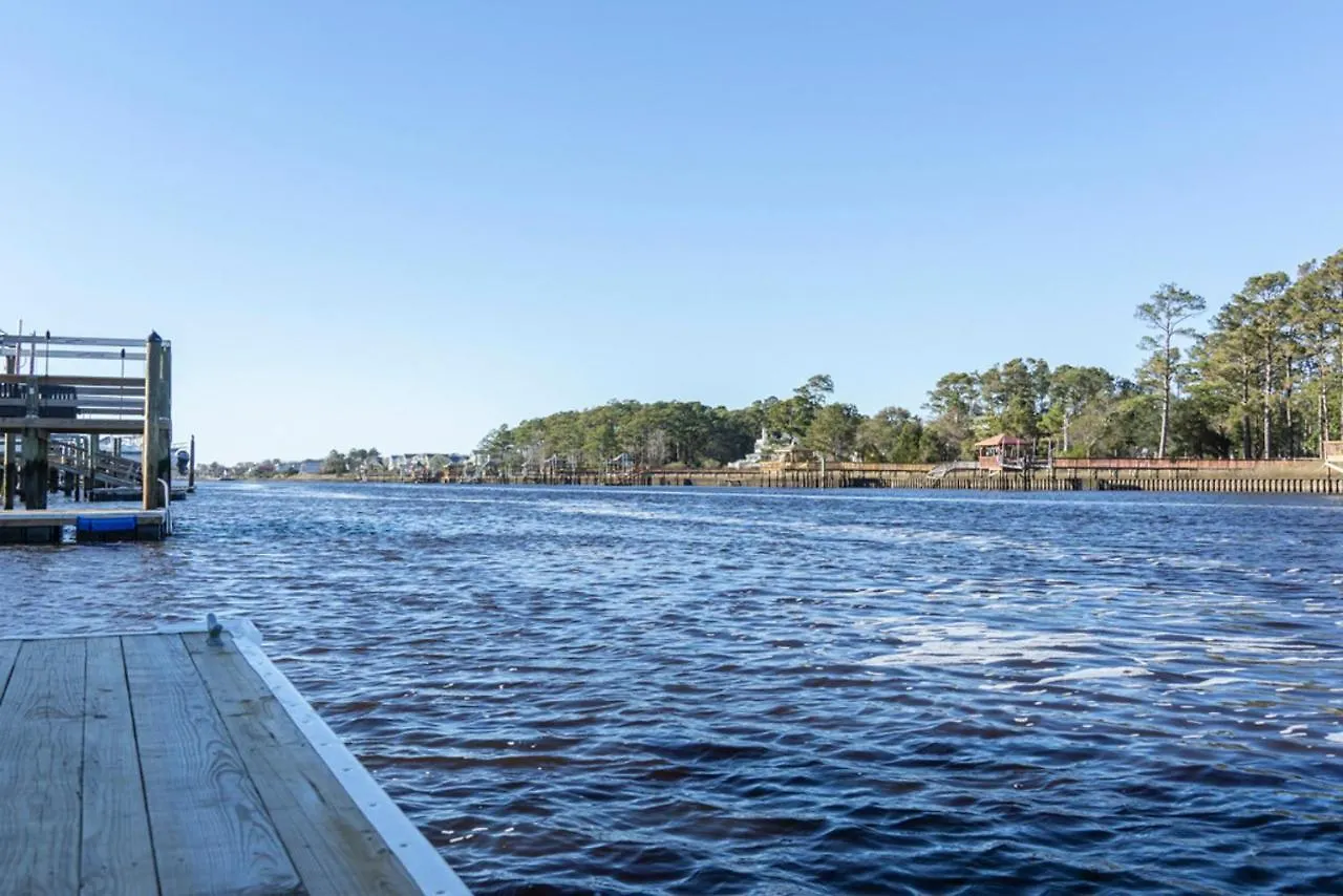 Blue Fish Shack By Holiday home Oak Island