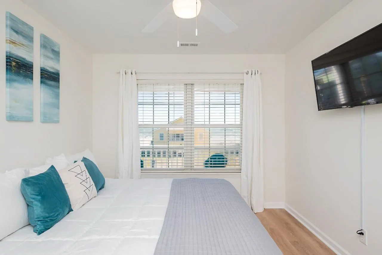 At The By Holiday home Oak Island