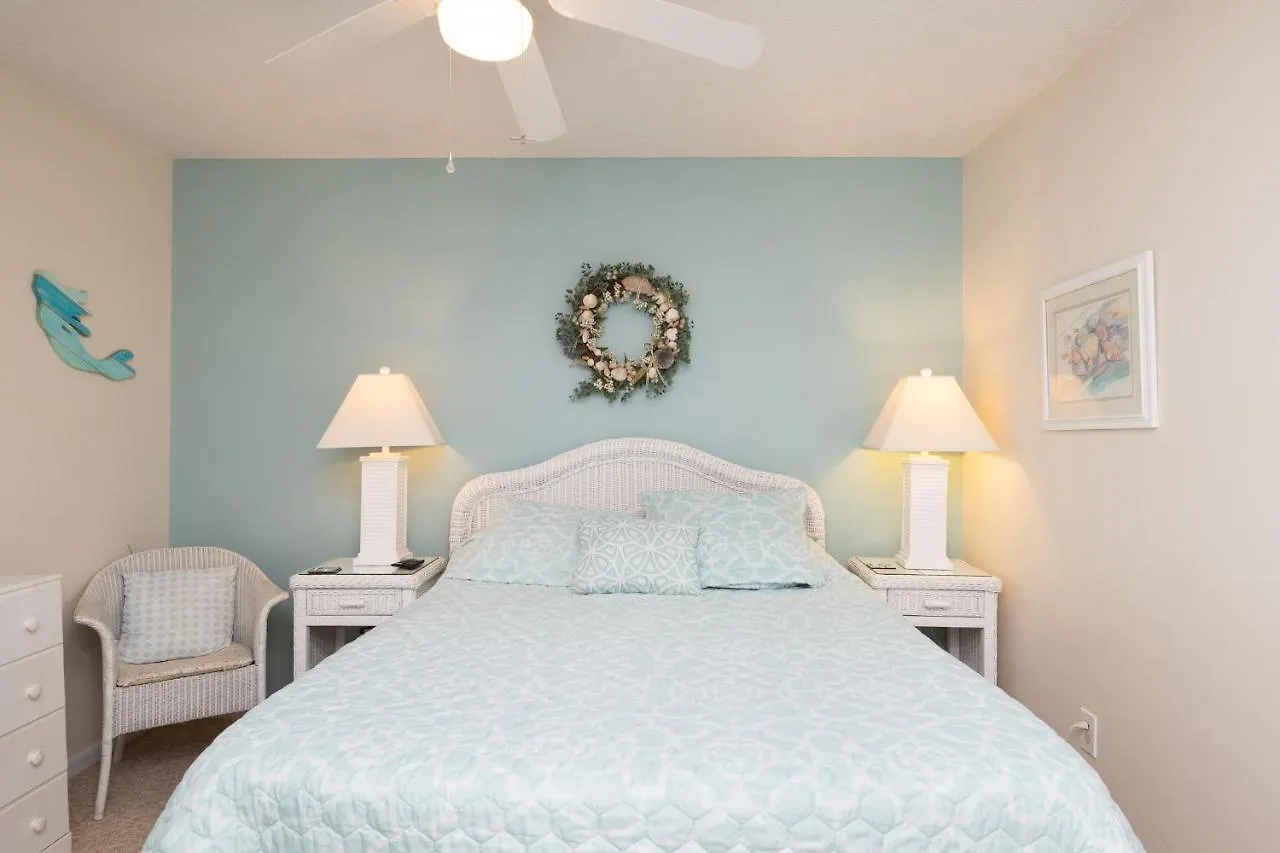 Holiday home Not By Oak Island