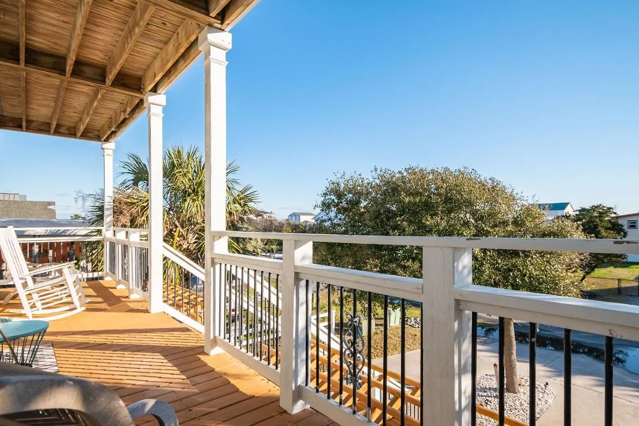 Holiday home A Wave From It By Oak Island