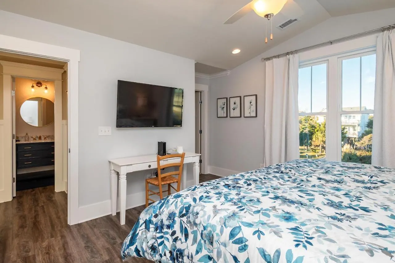 Long Call By Holiday home Oak Island