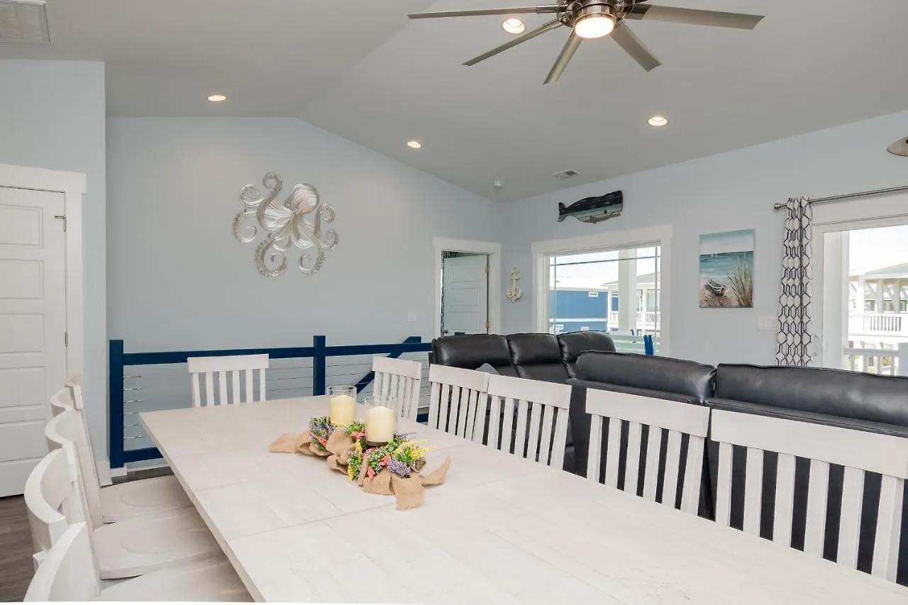 Holiday home Decked Out By Oak Island