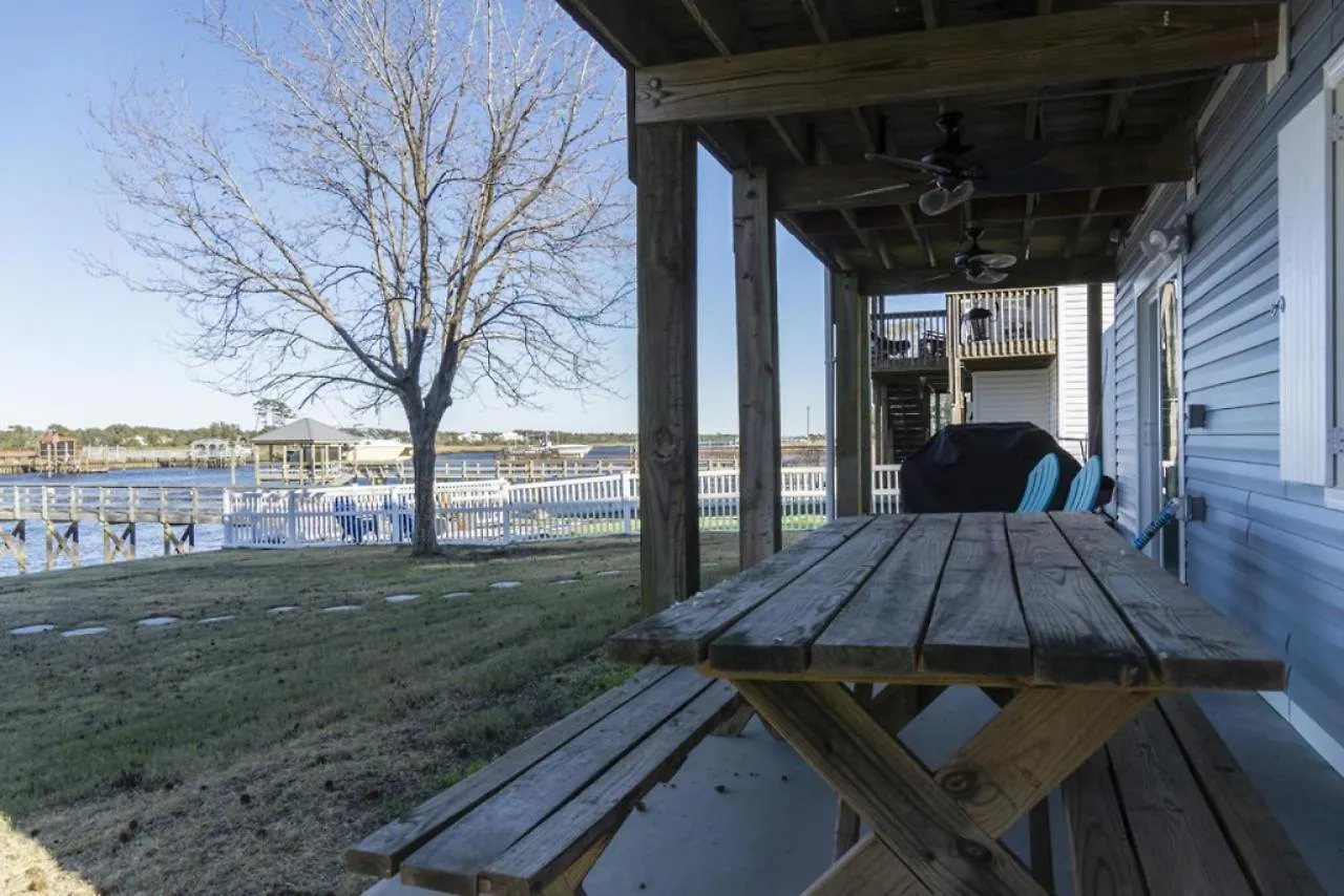 Blue Fish Shack By Holiday home Oak Island