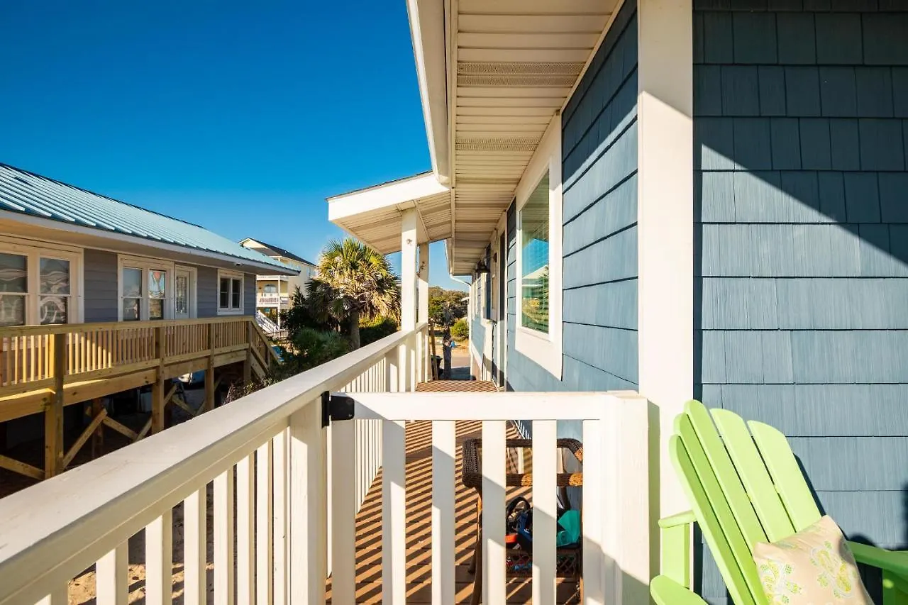 Holiday home On Turtle Time By Oak Island