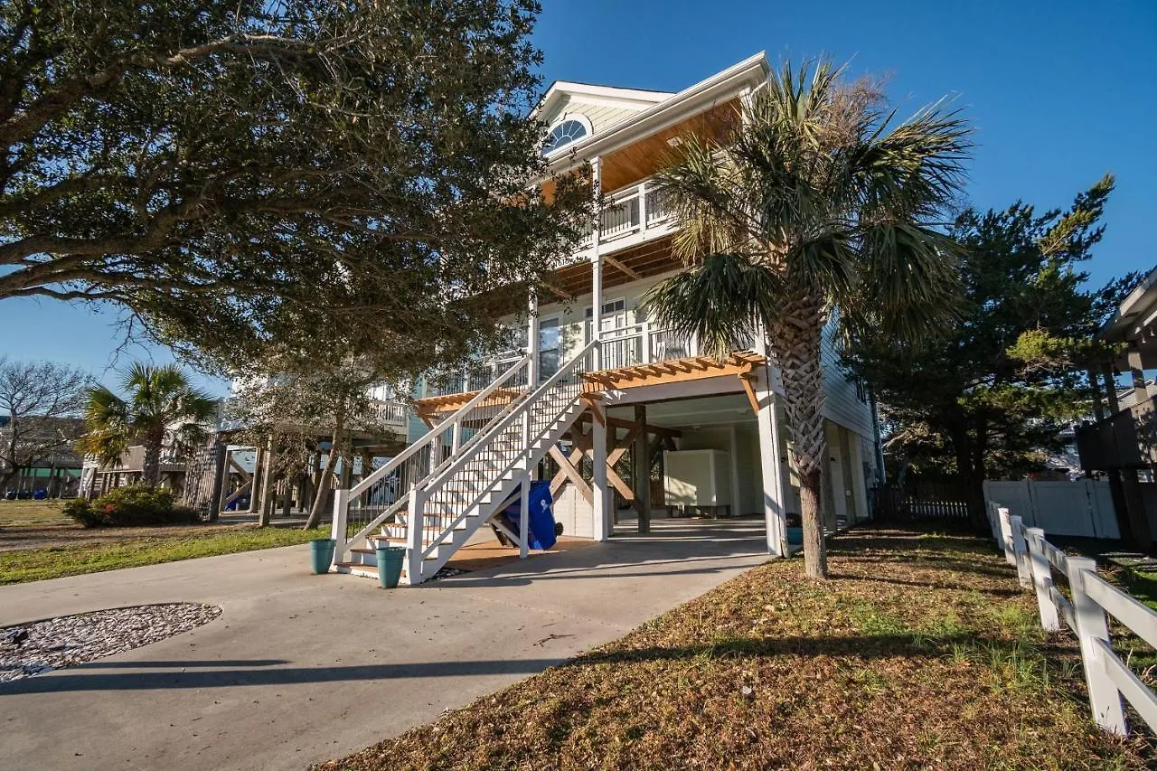 Holiday home A Wave From It By Oak Island