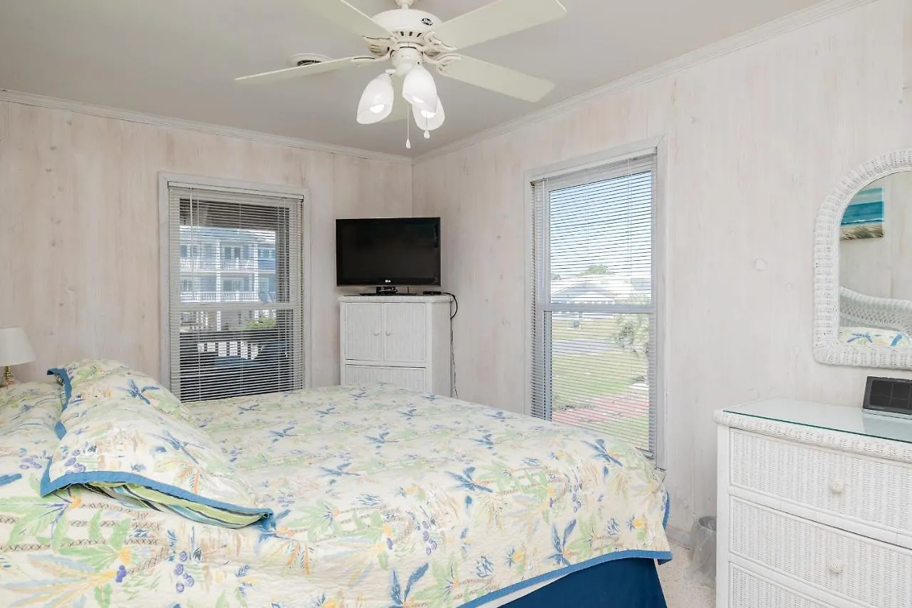 Holiday home The Sea By Oak Island