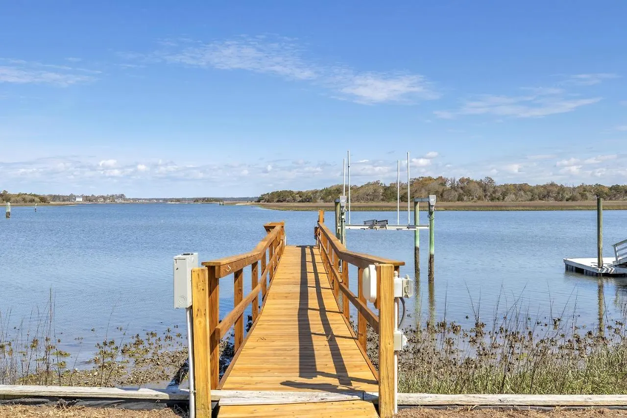 Holiday home Let The Fin Begin Oak Island
