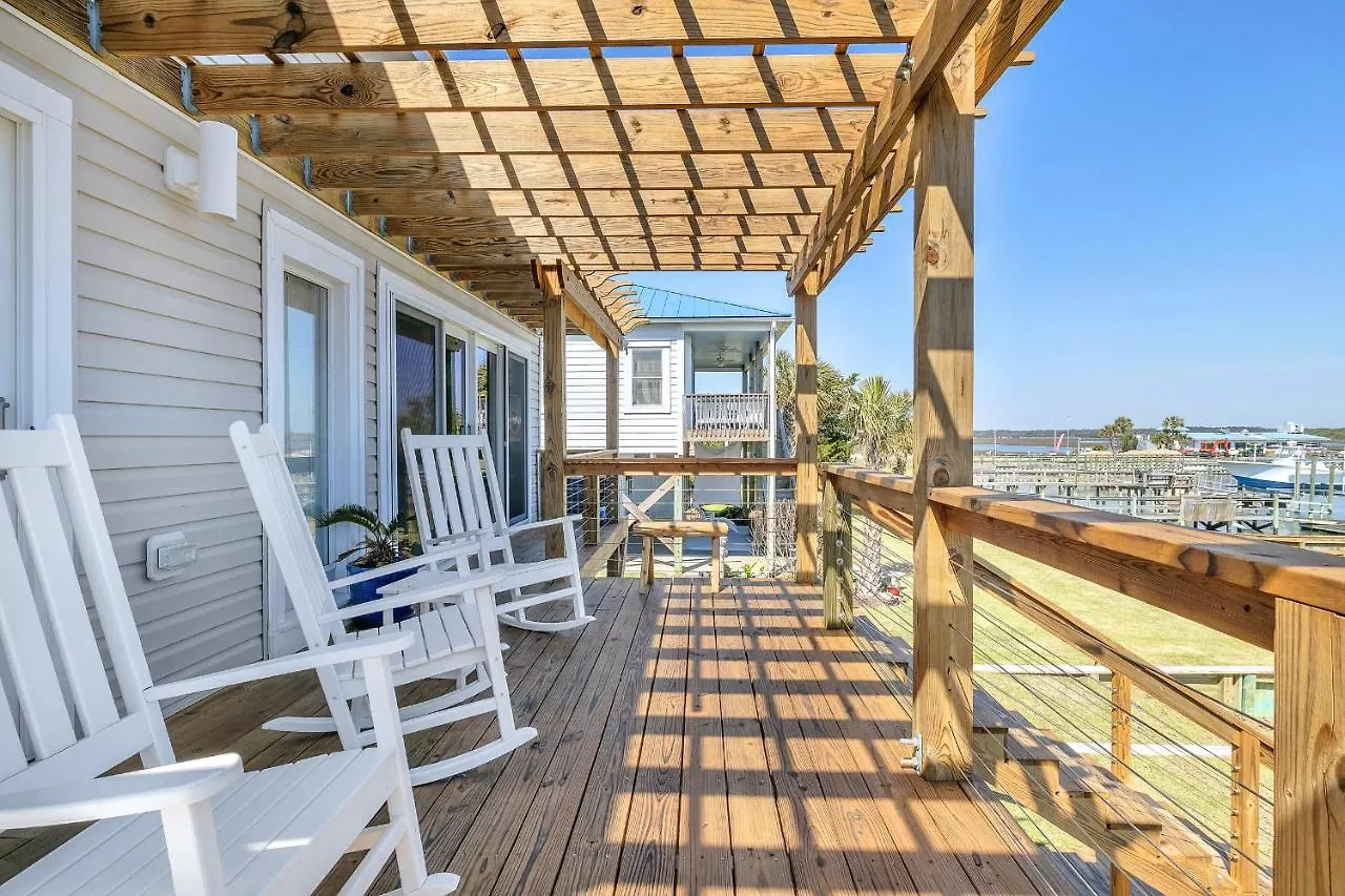 Holiday home Let The Fin Begin Oak Island