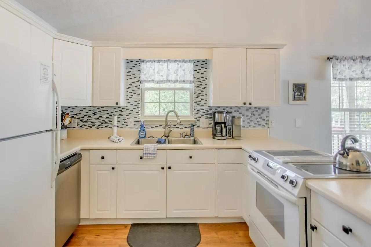 Holiday home Charming 1 Mi To Beach! Oak Island