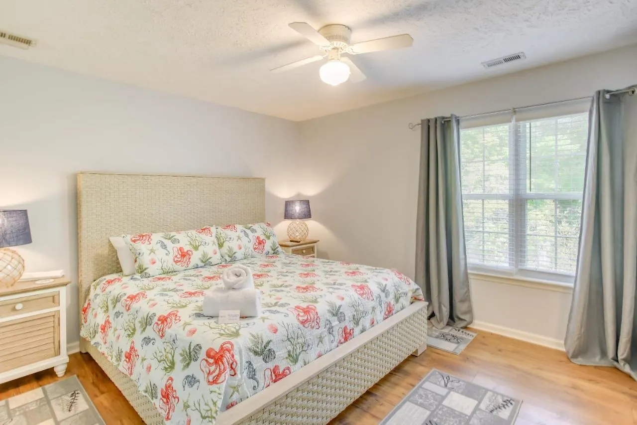 Charming 1 Mi To Beach! Oak Island
