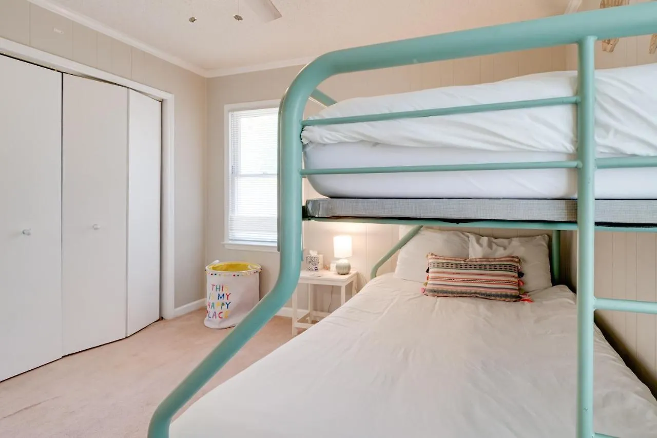 펜션 With Spacious Backyard And Porch