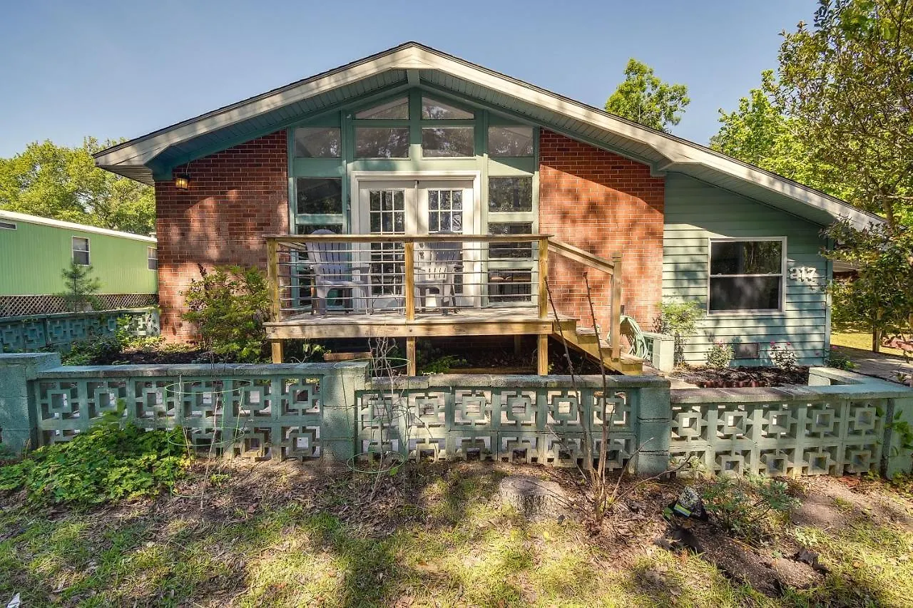 Vacation - 2 Blocks To Beach! Holiday home Oak Island