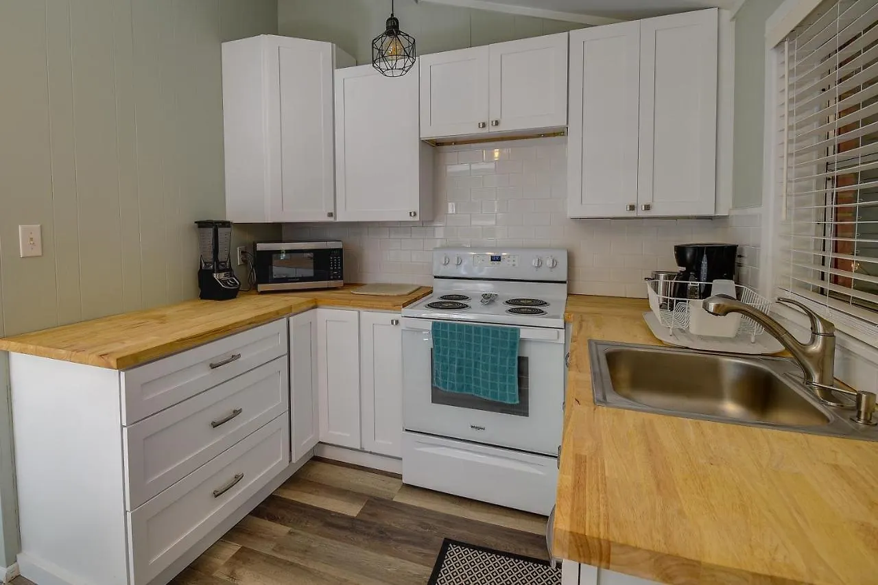 Vacation - 2 Blocks To Beach! Holiday home Oak Island