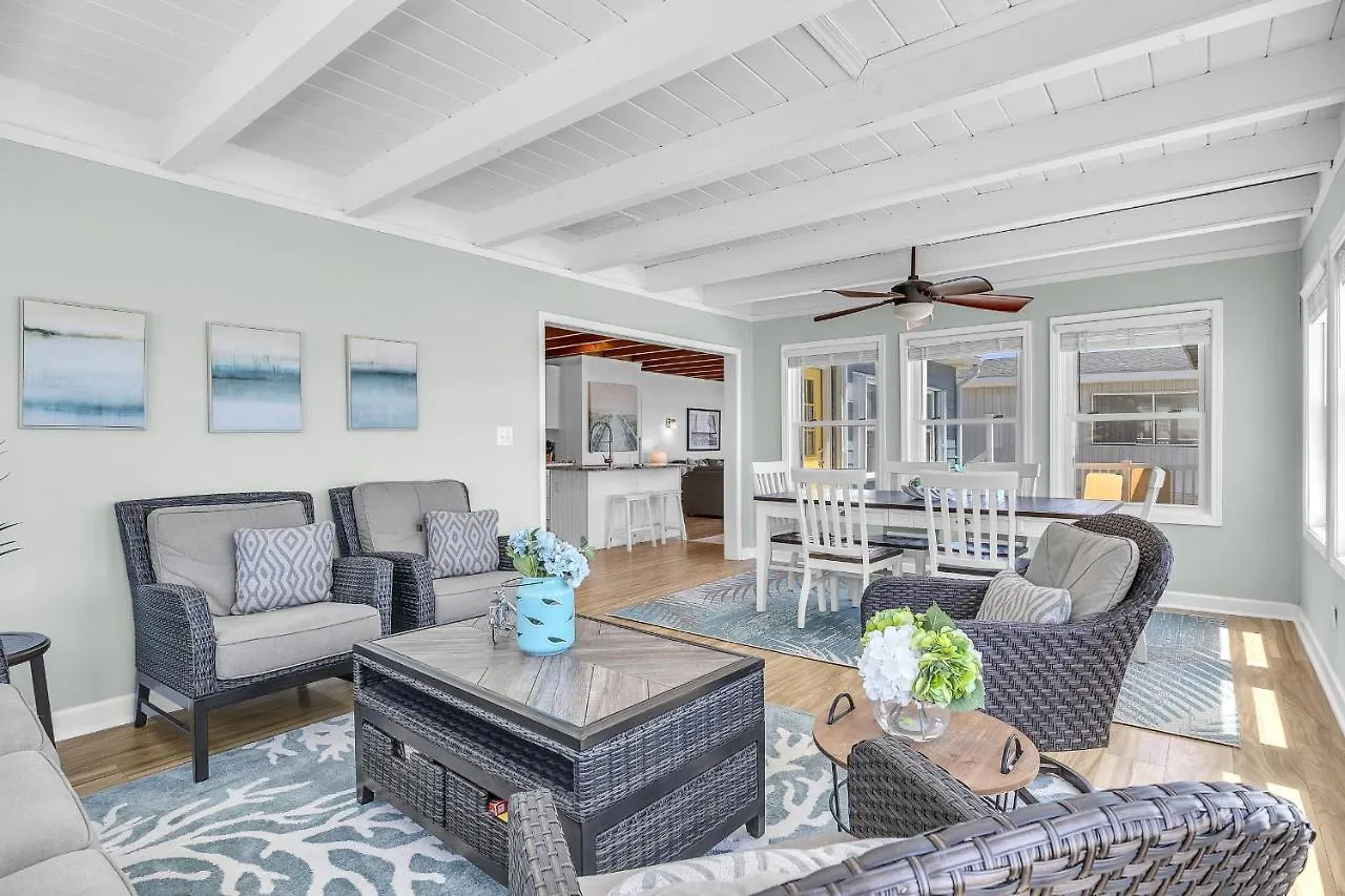 Holiday home A Little Nauti By Oak Island