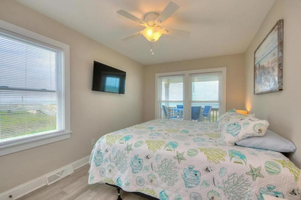 Holiday home Because Beachy Woman Oak Island