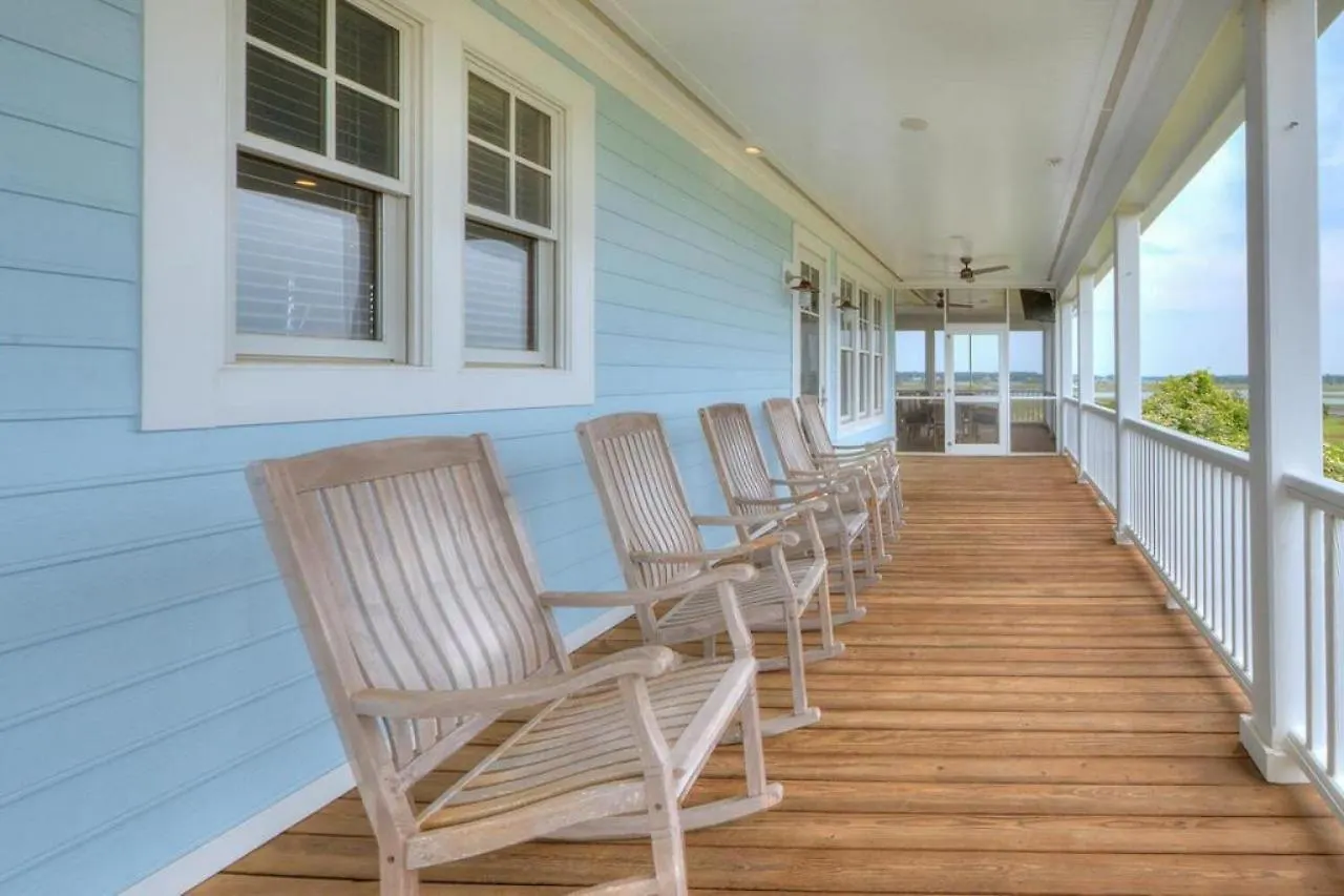 Holiday home Decked Out Oak Island