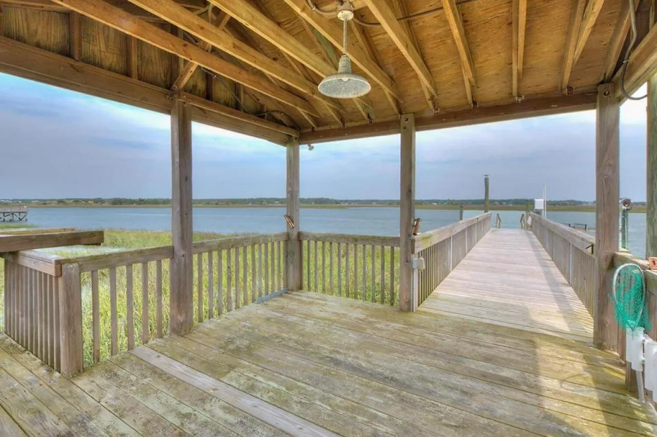 Decked Out Holiday home Oak Island