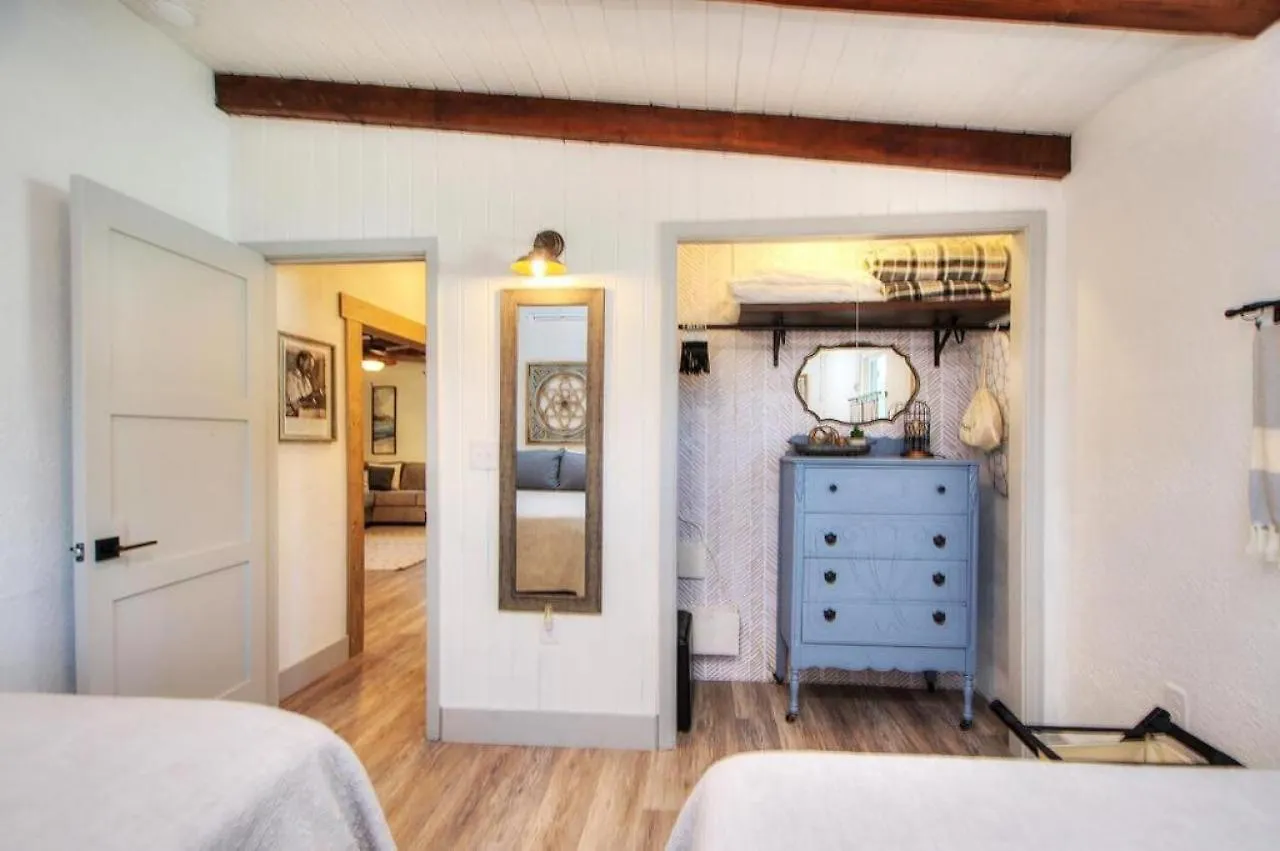 Hemingway's Roost Holiday home Oak Island
