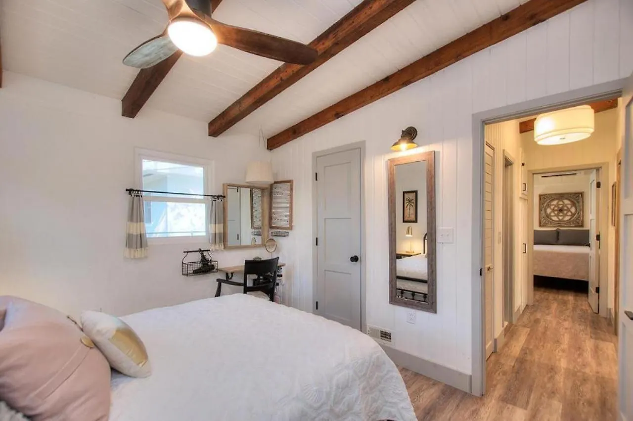Hemingway's Roost * Oak Island