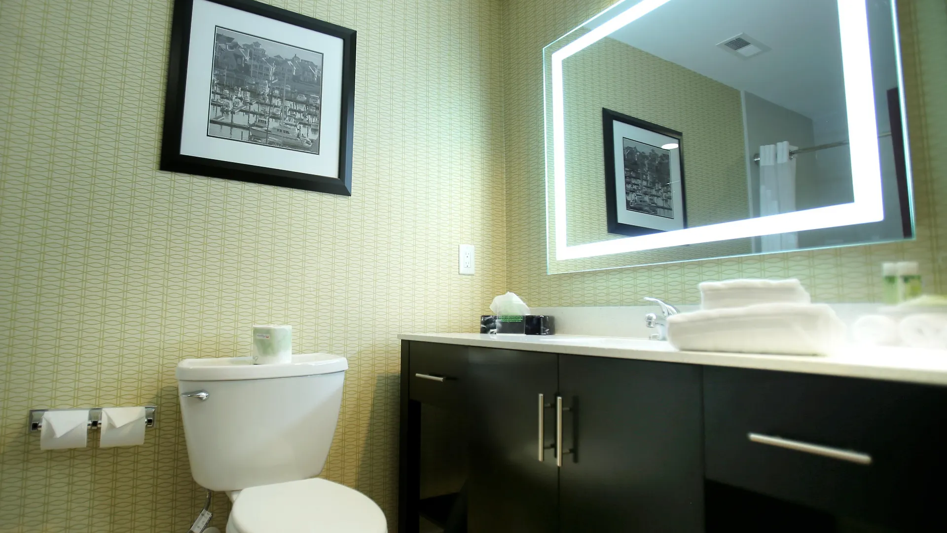 Express & Southport - Area By Ihg 2*