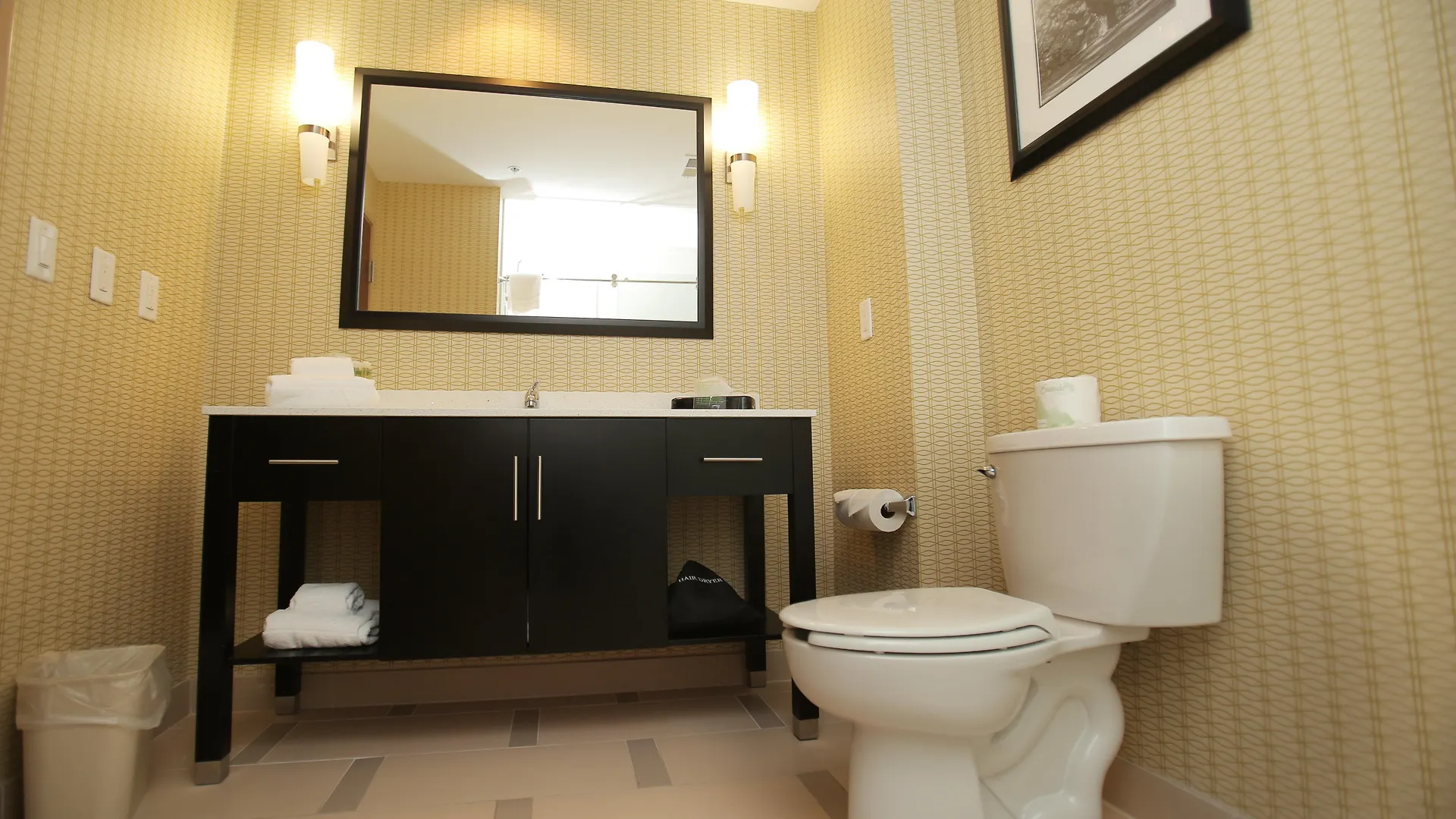 Express & Southport - Area By Ihg Hotel 2*