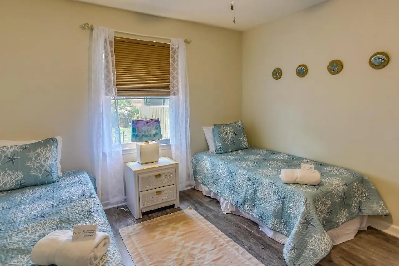 Dog-friendly - 1 Mi To Beach! Oak Island