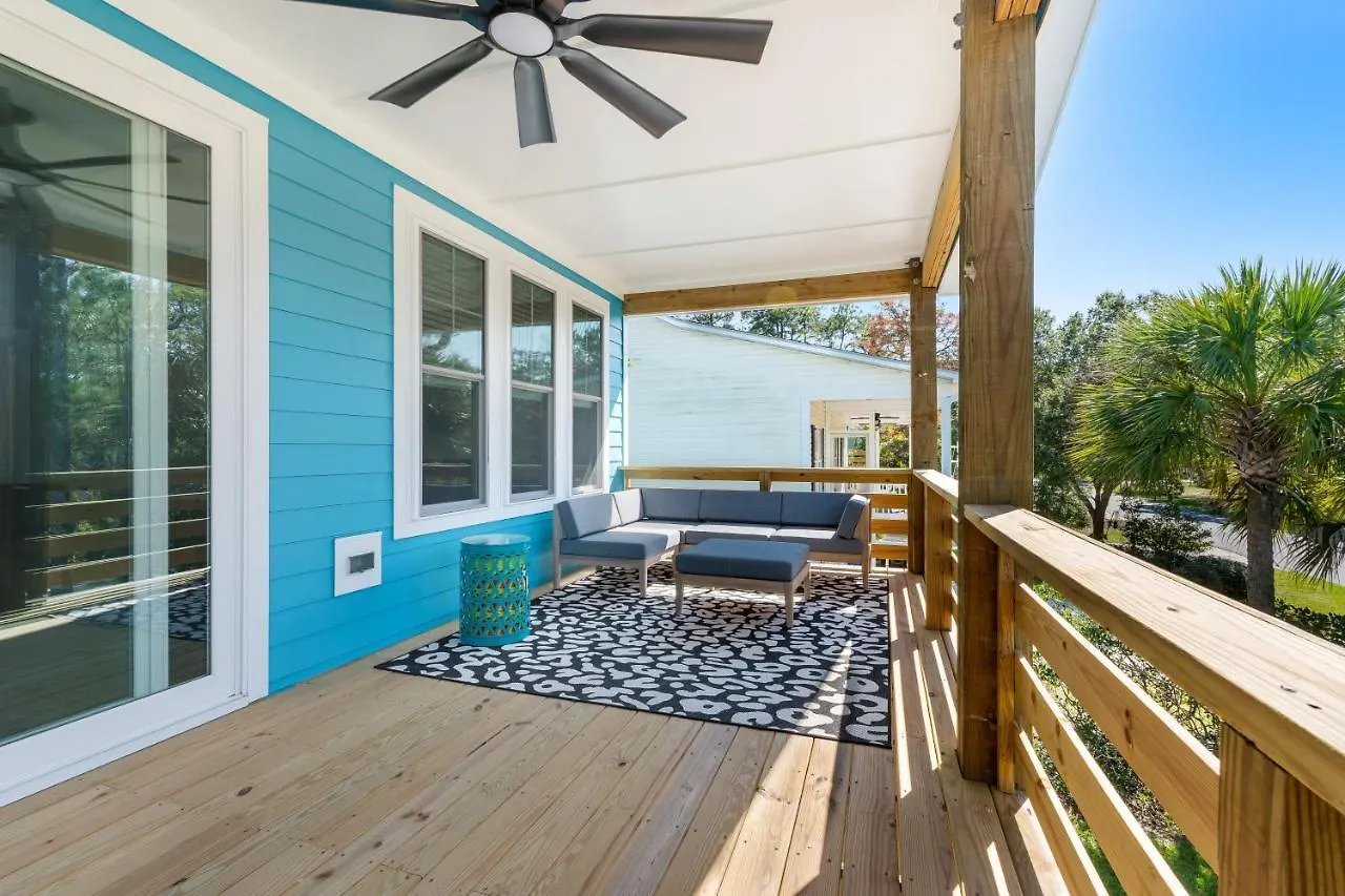 Holiday home Salty Swan Oak Island