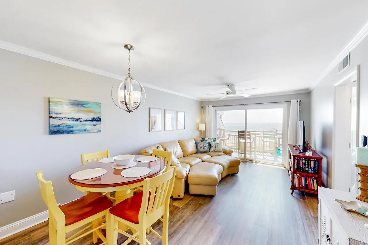 Pelicans Penthouse Apartment