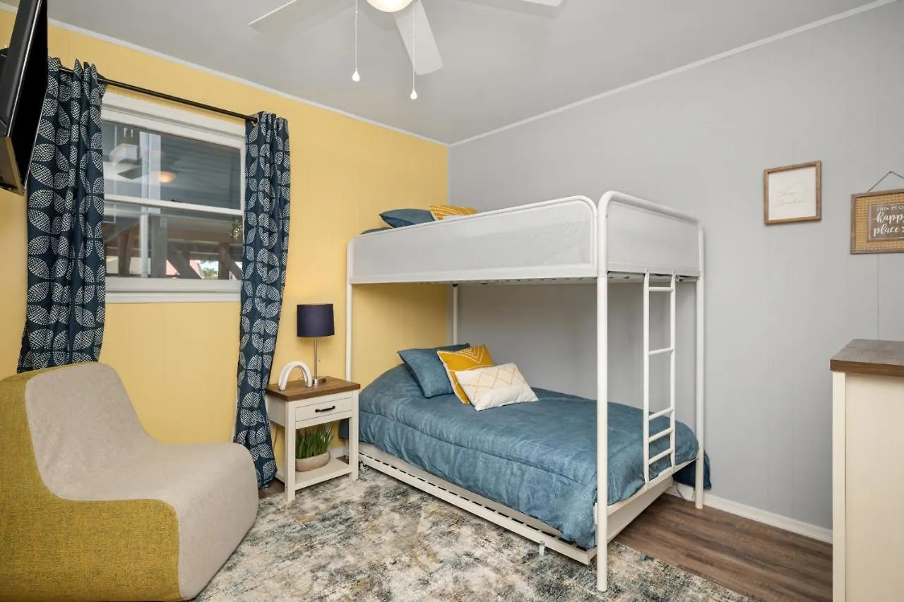 Holiday home The Lazy Pelican Oak Island
