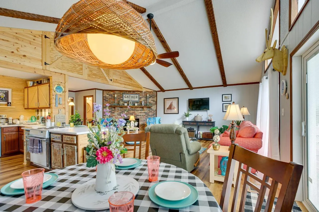 Holiday home Vacation With Decks, Walk To Oak Island