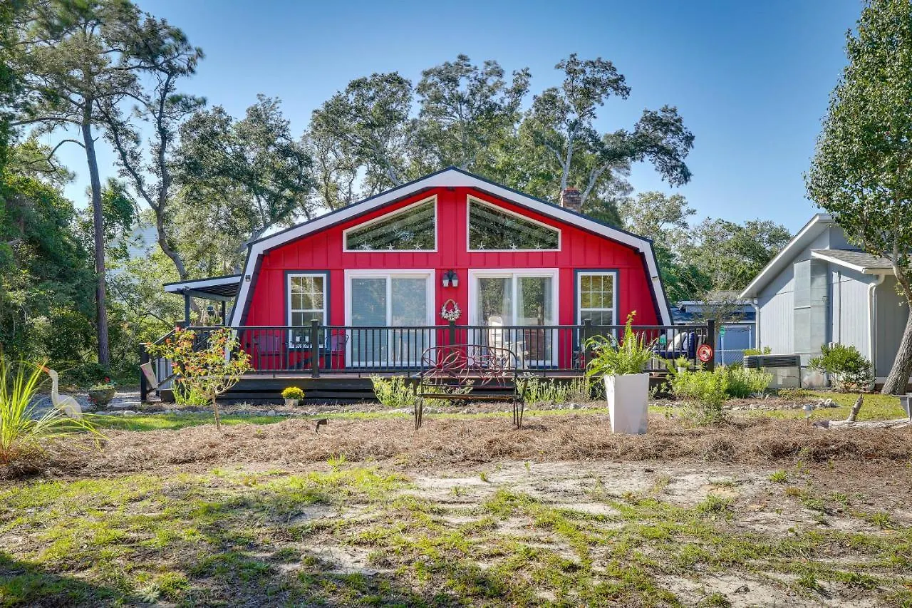 Vacation With Decks, Walk To Holiday home Oak Island