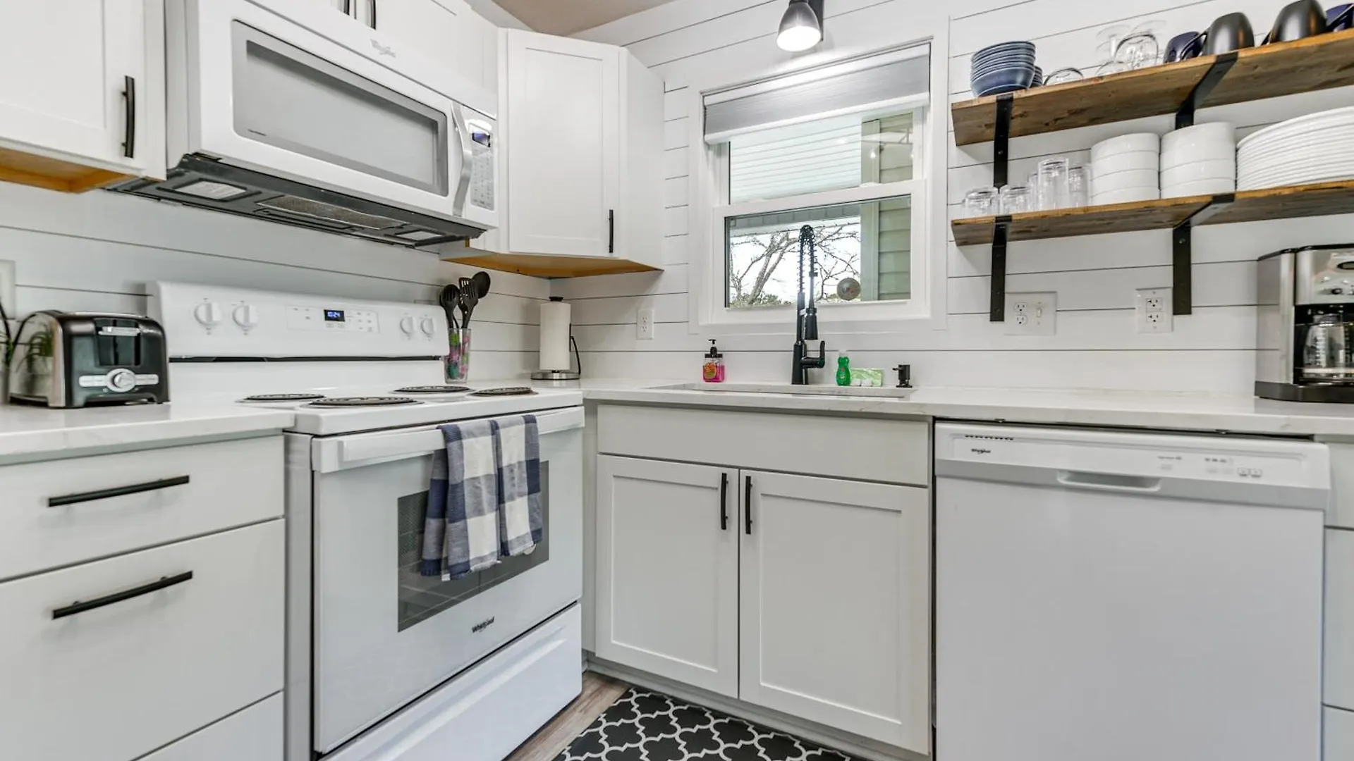 With Pool Walk To Long Beach! Holiday home Oak Island