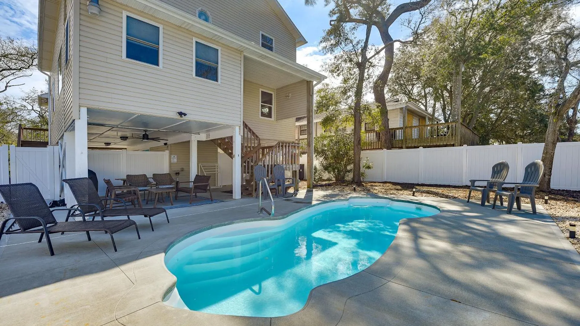 With Pool Walk To Long Beach!