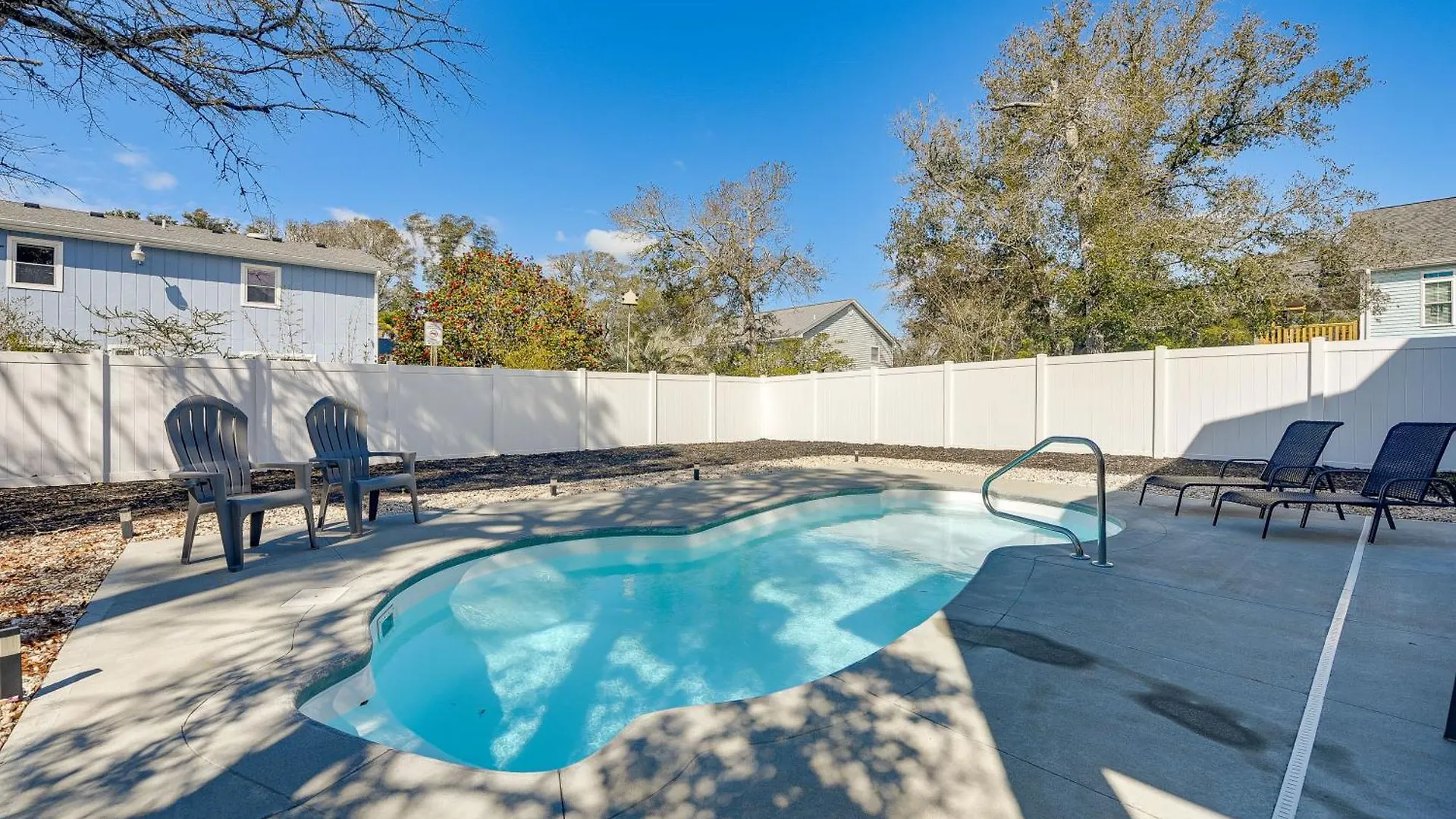 With Pool Walk To Long Beach! *