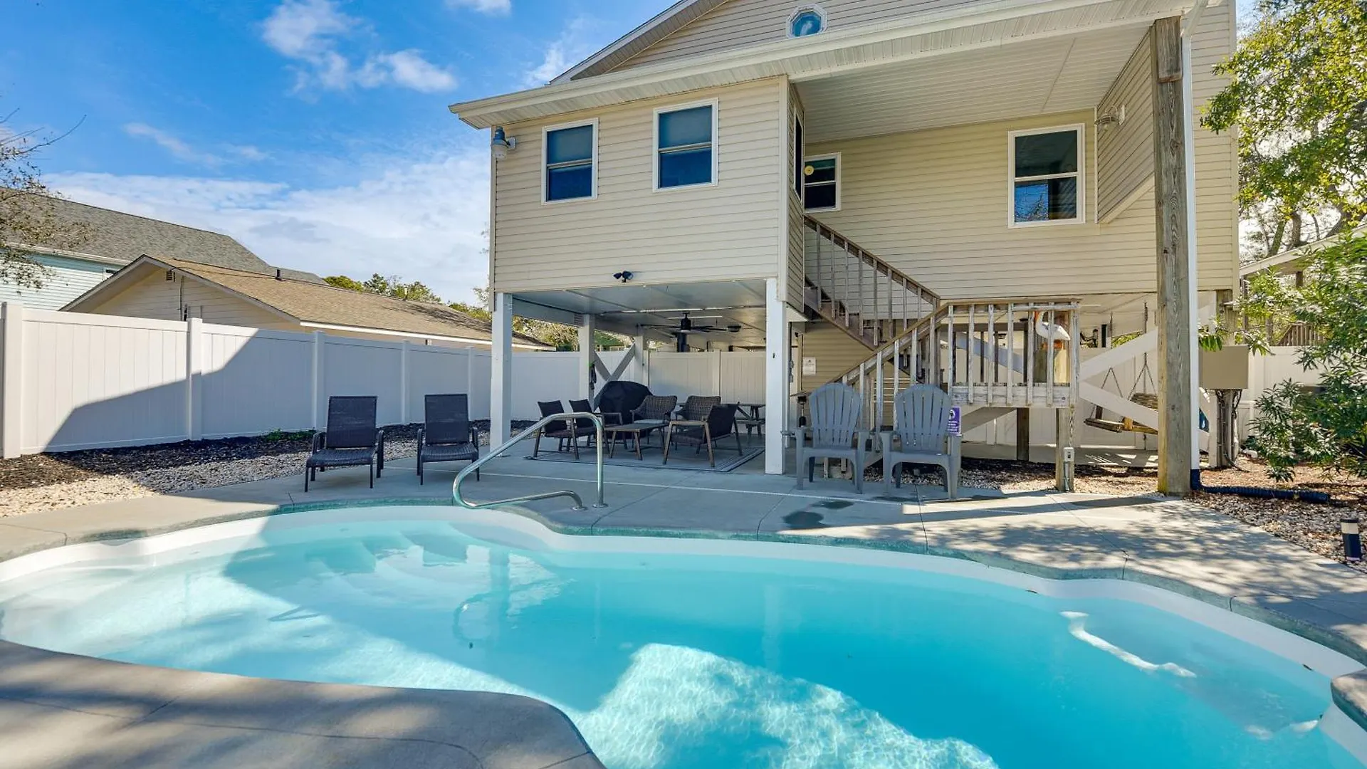 Holiday home With Pool Walk To Long Beach!