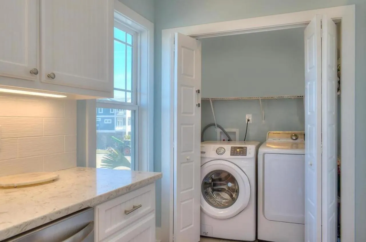 4003 E Drive * Oak Island