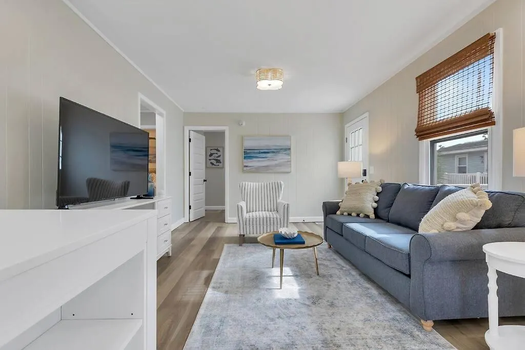 Coastal 3bd One Block From Scenic Walkway Oak Island